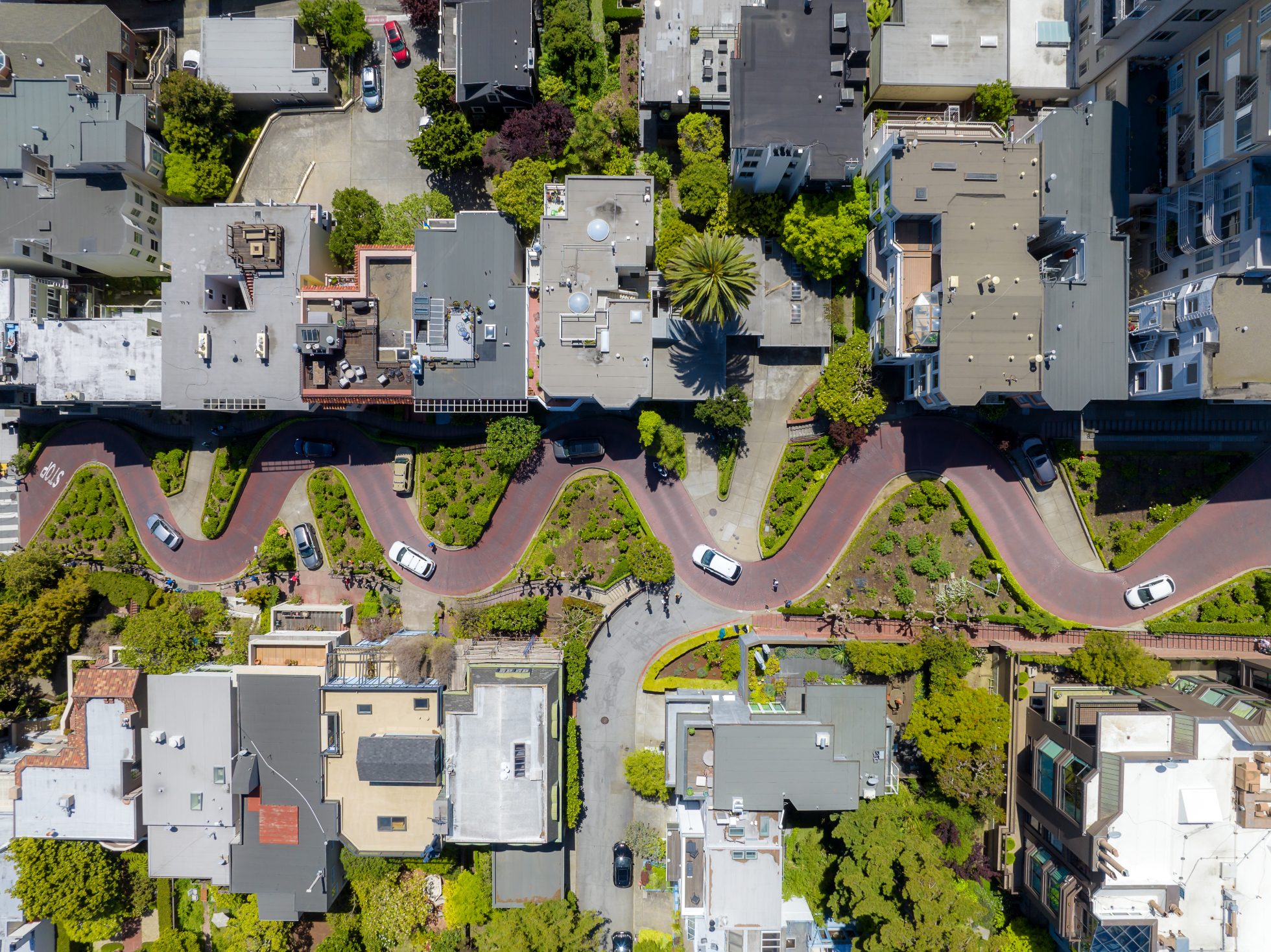 Hipnotyzujący widok z lotu ptaka na słynną ulicę Lombard Street w San Francisco